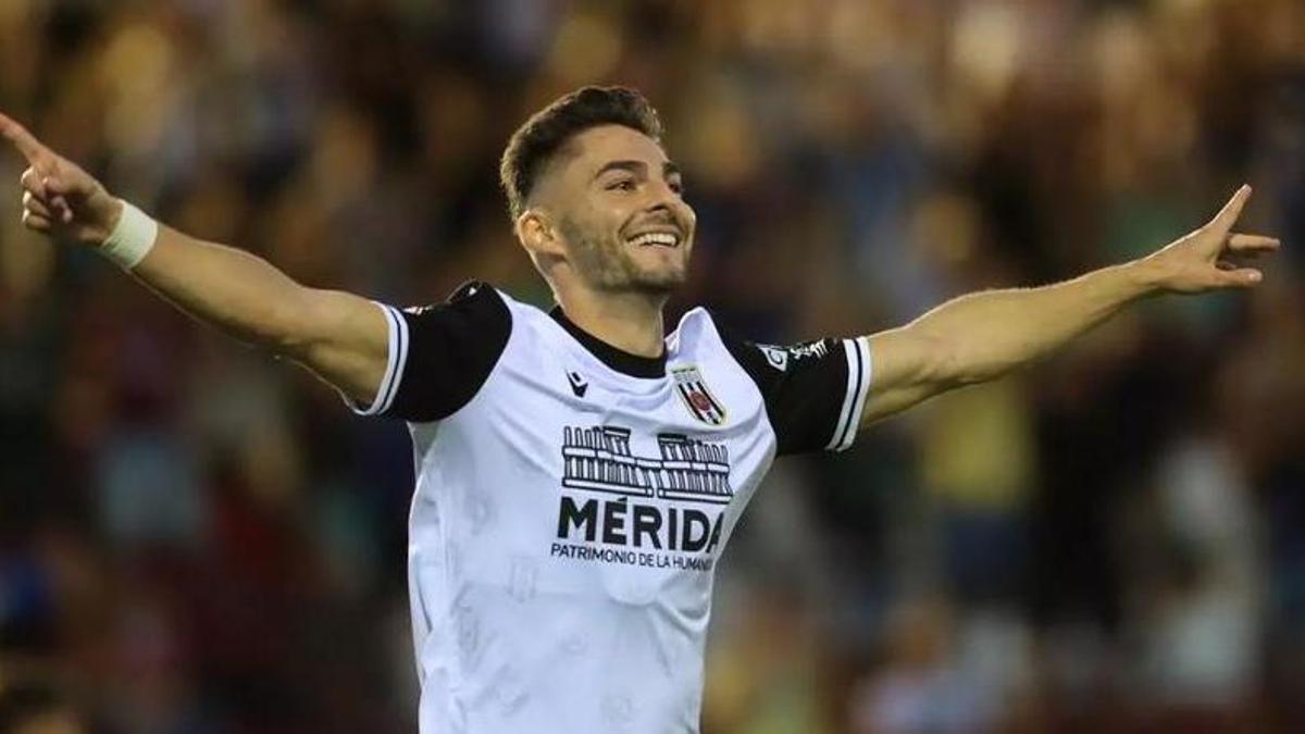 Liberto Beltrán celebra uno de los goles que logró en su etapa en el Mérida.