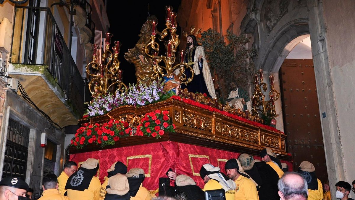 La Oración en el Huerto sacando al Cristo de la Humildad de la iglesia de la Concepción de Badajoz.