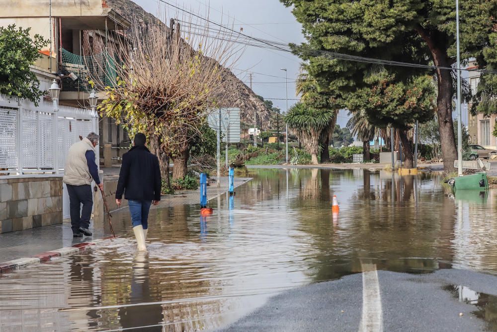 Las lluvias también provocaron algunos problemas en Orihuela Casco, como es el caso del barrio del Escorratel