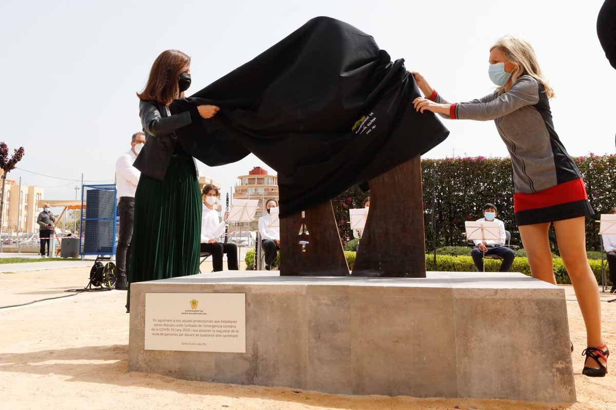 Santa Eulària inaugura una escultura dedicada a los sectores que siguieron trabajando durante el primer confinamiento