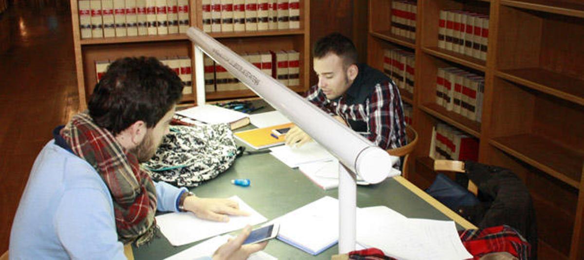 Una foto de archivo de dos estudiantes.