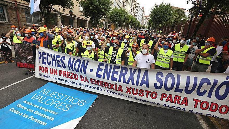 Trabajadores de Alcoa, ayer delante del Parlamento gallego.