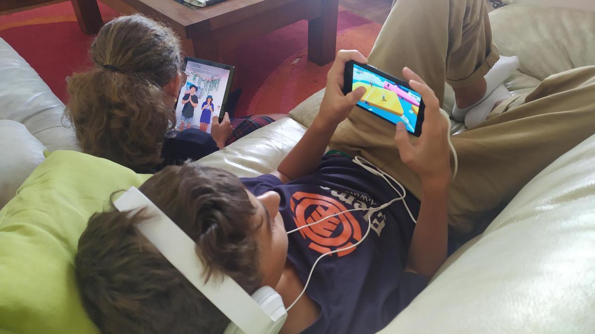 Niños con móviles y tablets