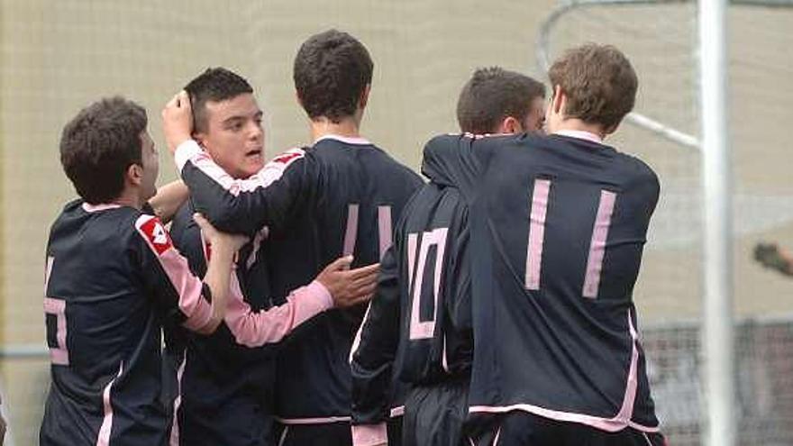 Los jugadores del Deportivo juvenil celebran un gol. / carlos pardellas