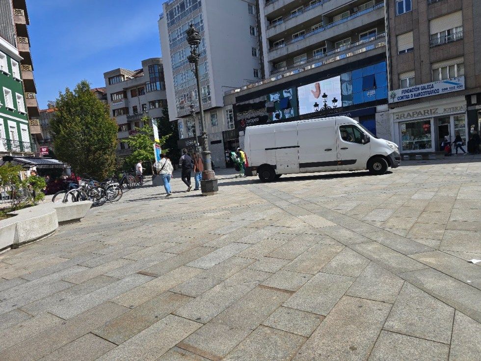 La circulación rodada no cesa en las zonas peatonales de Vilagarcía, ni siquiera con el control policial ejercido.