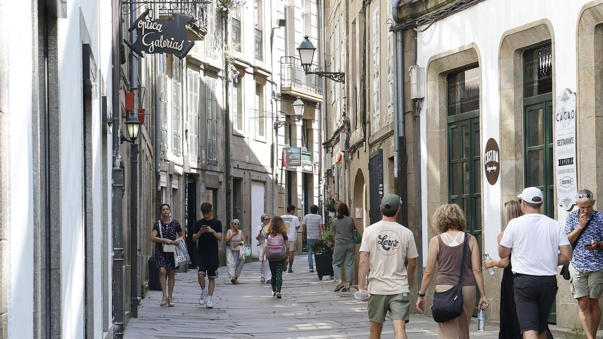 Gente paseando y de compras por la zona monumental de Santiago.