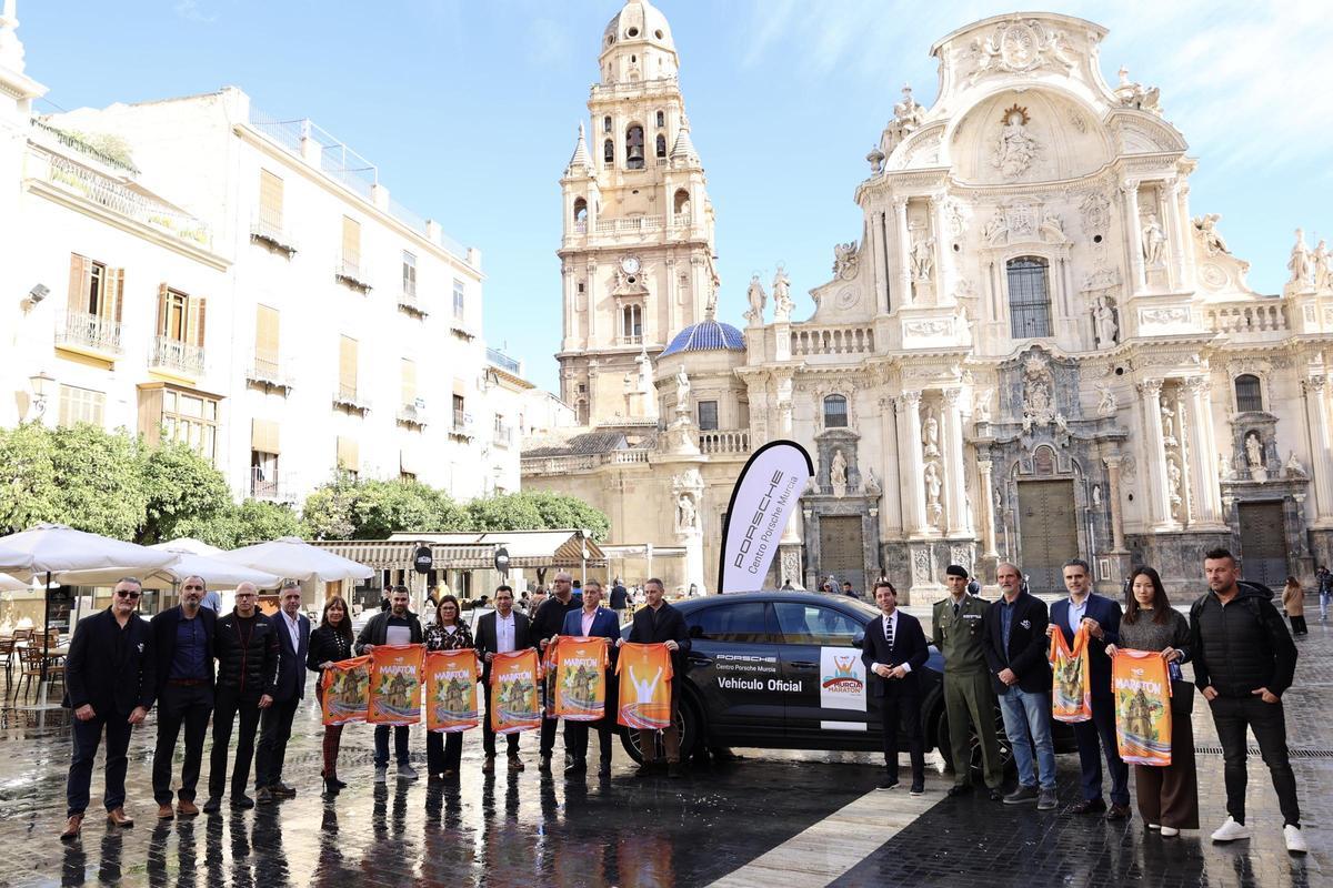 Presentación de la TotalEnergies Murcia Maratón Costa Cálida en la Plaza del Cardenal Belluga