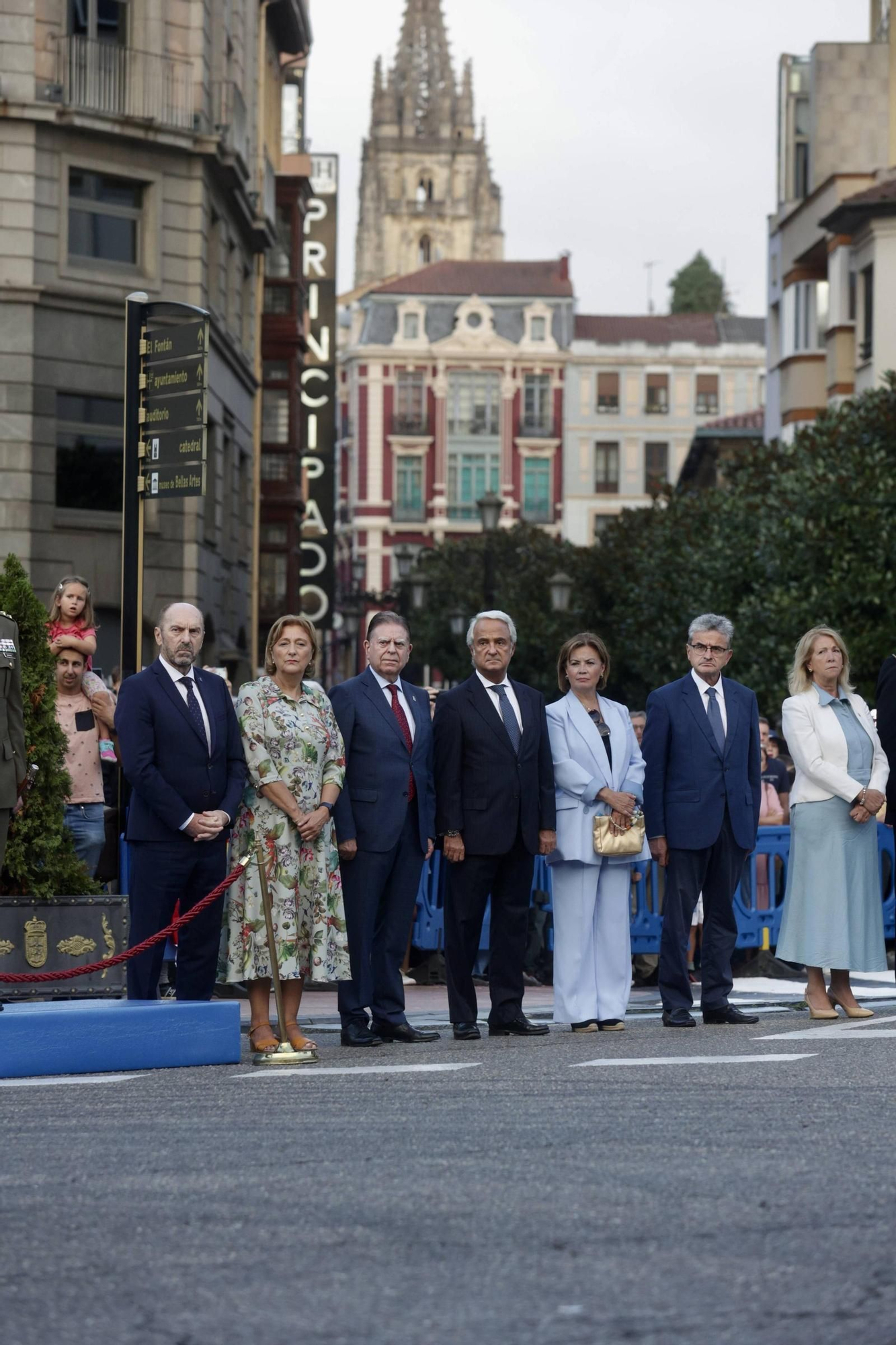 EN IMÁGENES: Así fue el izado de la bandera de España en la plaza de la Escandalera de Oviedo