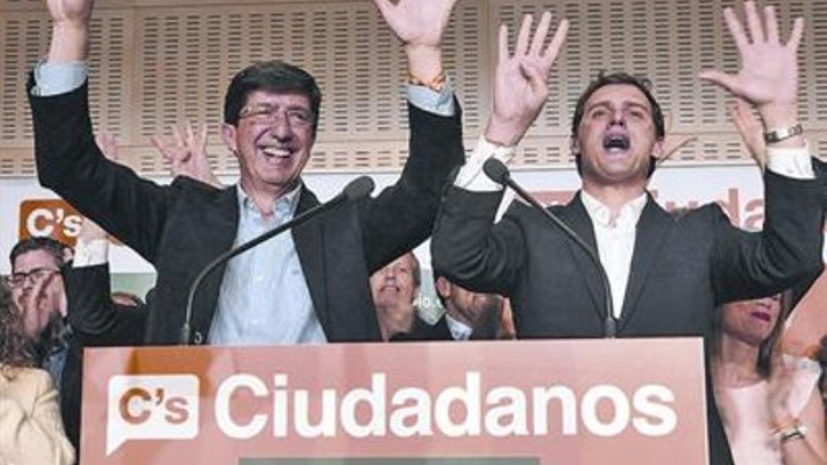 Marín y Rivera no disimularon su alegría tras obtener nueve escaños, ayer en Sevilla.