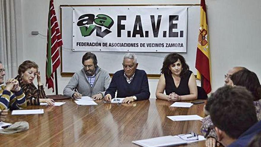 Reunión de representantes de Faveza y la plataforma Viriatos en la sede vecinal.