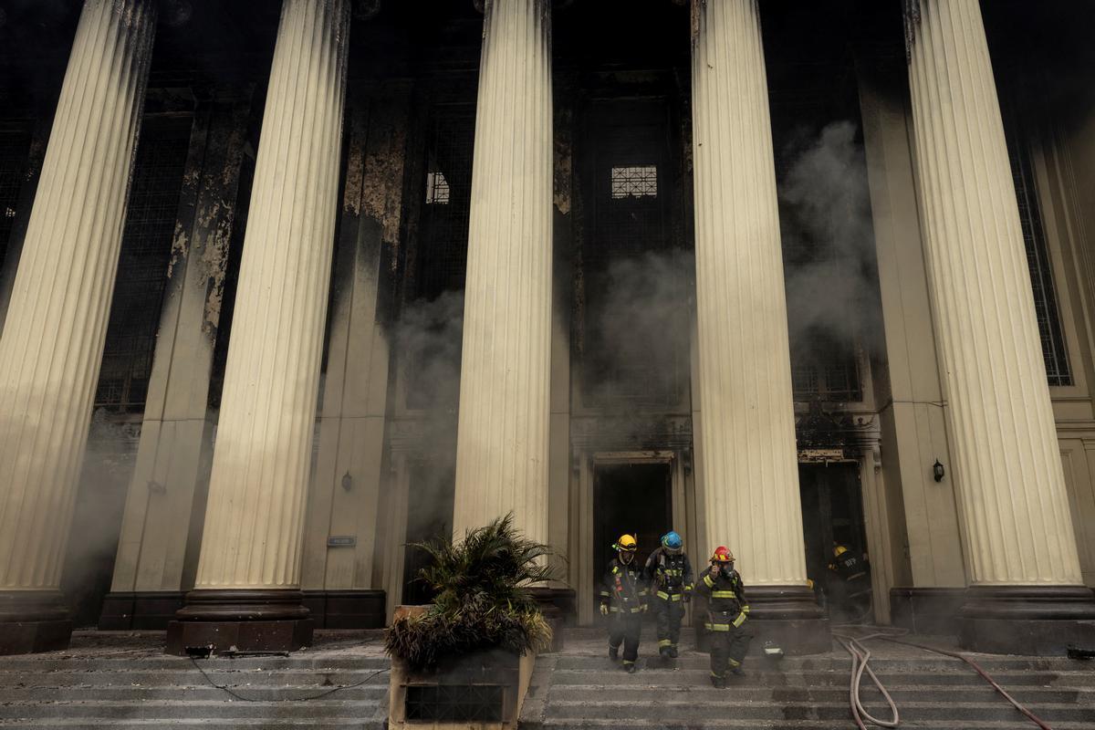 Espectacular incencio en la histórica oficina de Correos de Manila