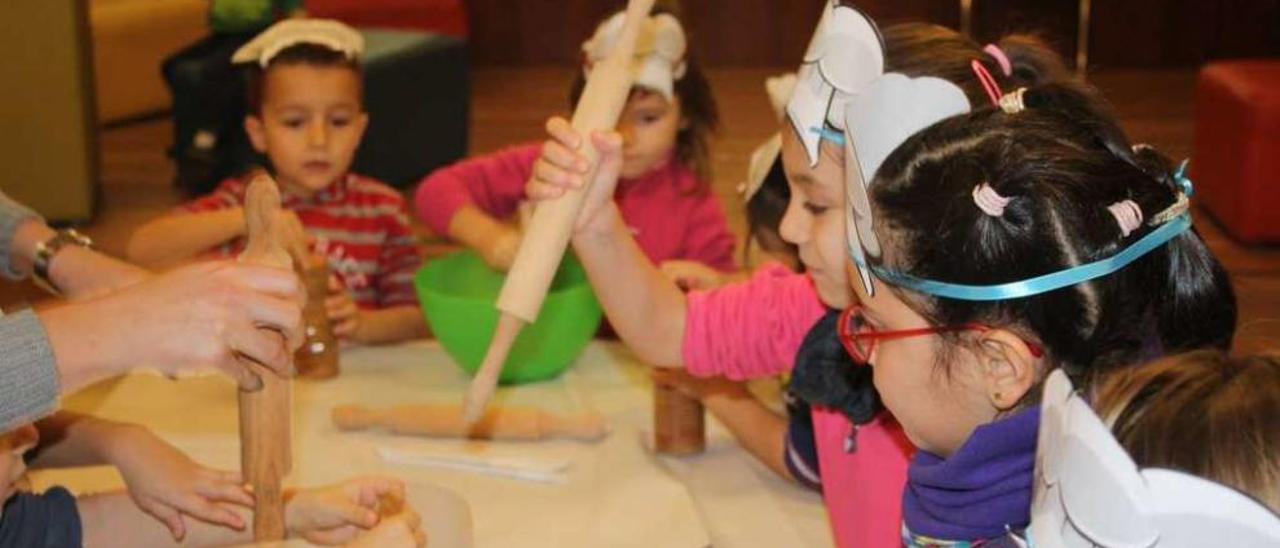 Un grupo de niños participa en el taller de cocina organizado por Abertal.