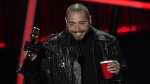 Post Malone celebra el premio a mejor artista en los premios Billboard. Foto de CHRIS PIZZELLO (AP)