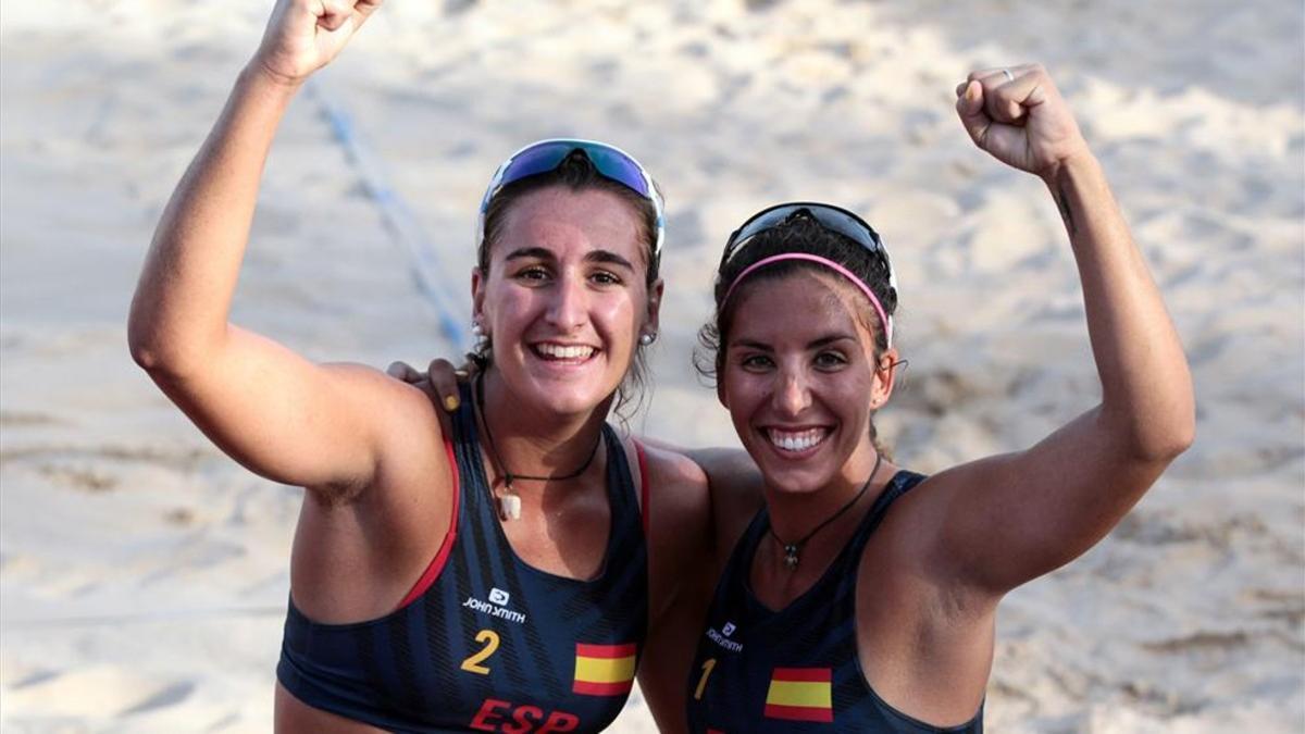 Las españolas Belén Corro (I) y Paula Soria (D) celebrando el oro logrado ante Francia