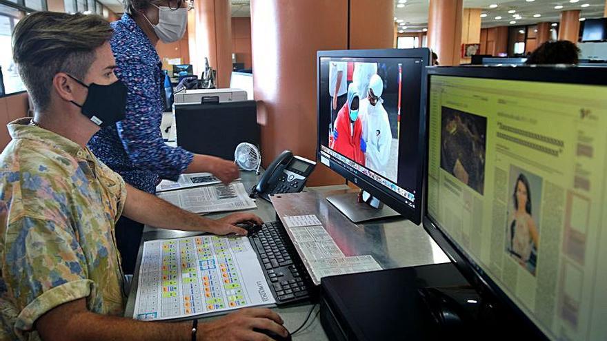 Los diseñadores Bárbara Reyes y Marcos Giner seleccionan fotografías.