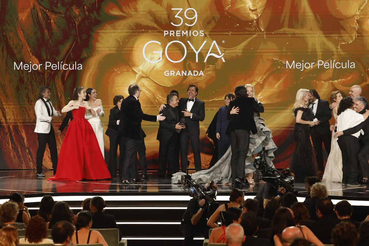 GRANADA, 08/02/2025.- Los equipos de la películas ´El 47´ y ´La Infiltrada´ tras recibir el Goya ex aequo a la ´Mejor película´ en la 39 edición de los Premios Goya de la Academia de Cine que se celebra este sábado en el Palacio de Congresos y Exposiciones de Granada. EFE/Julio Muñoz. Premios Goya 2025