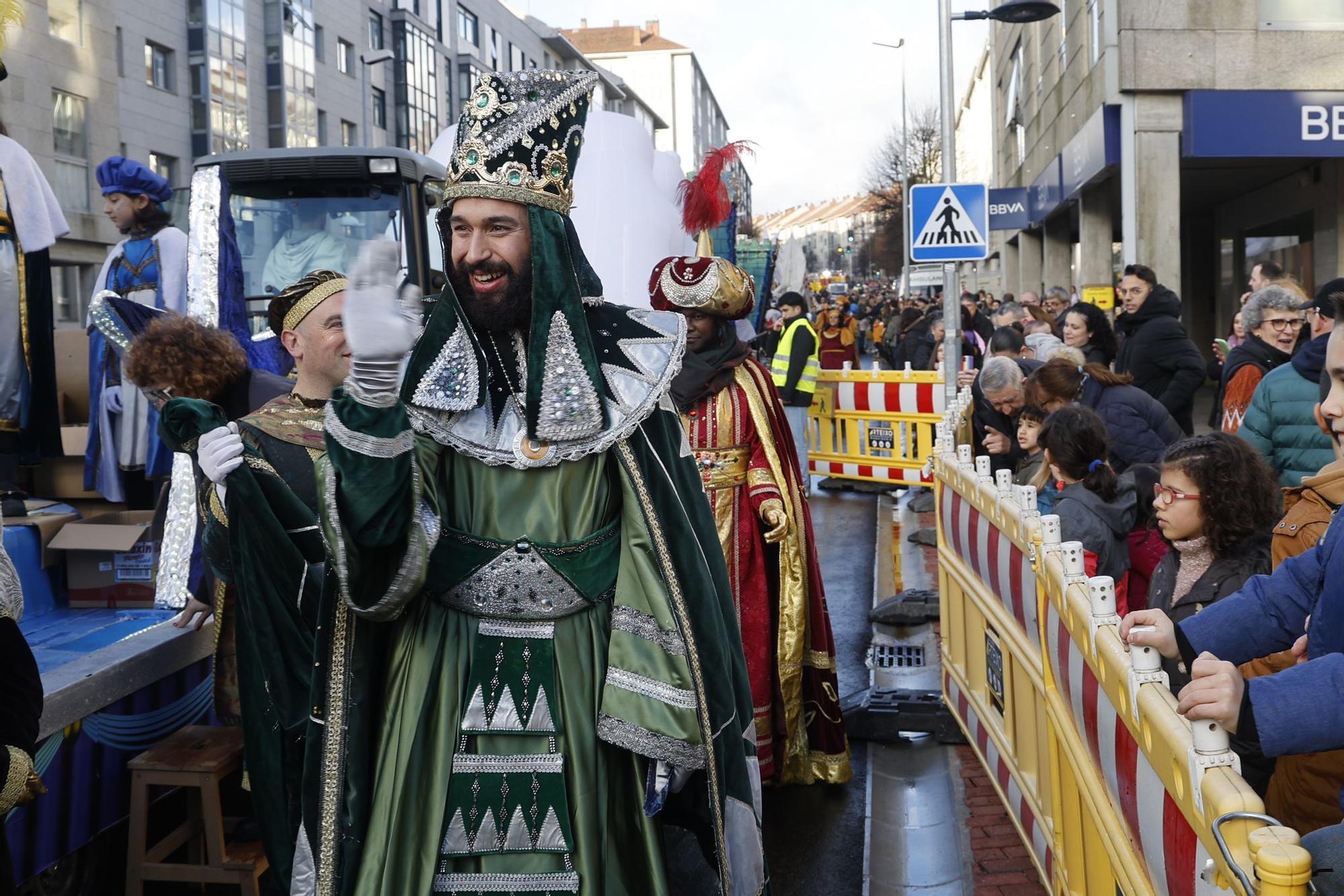 Los Reyes Magos desfilan por las calles de Santiago