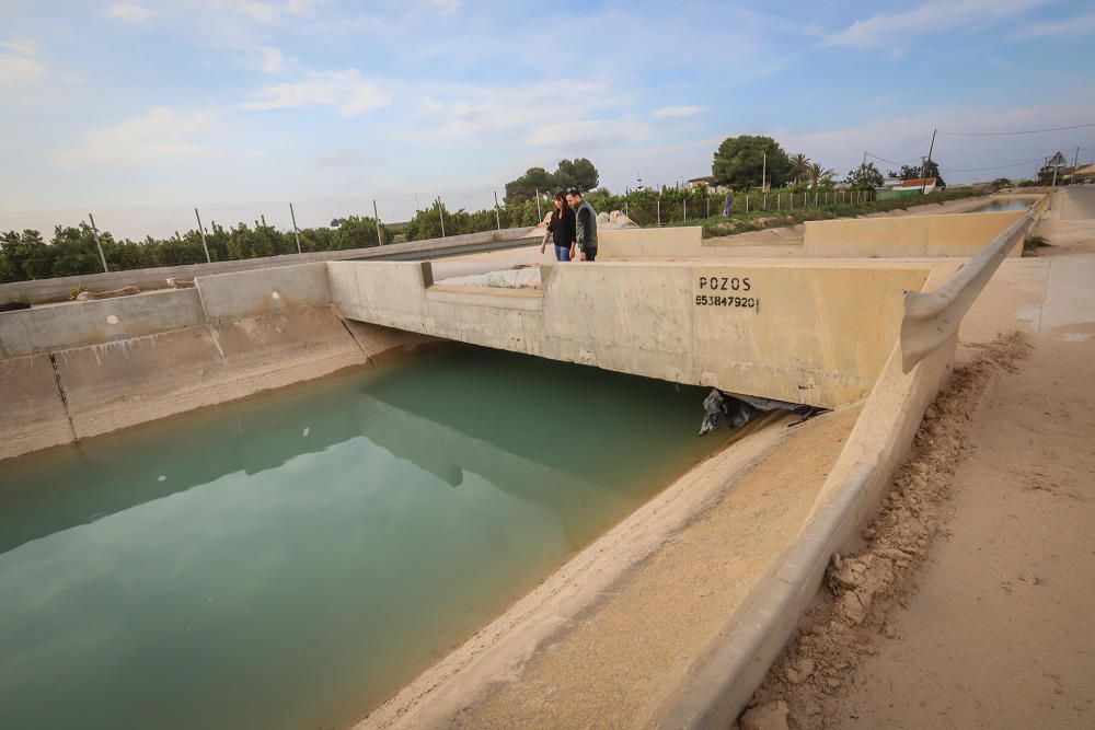 La obra realizada por la CHS en 2010 para evitar que el canal se inundara con caudales de las avenidas de las ramblas inunda tres barrio rurales de Pilar de la Horadada cuando hay lluvias torrenciales