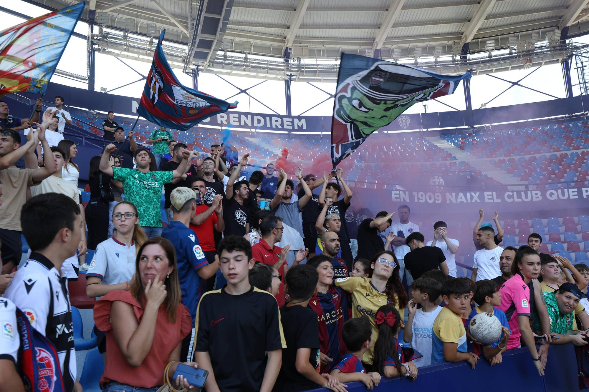 Ambiente de Primera en el entrenamiento a puertas abiertas