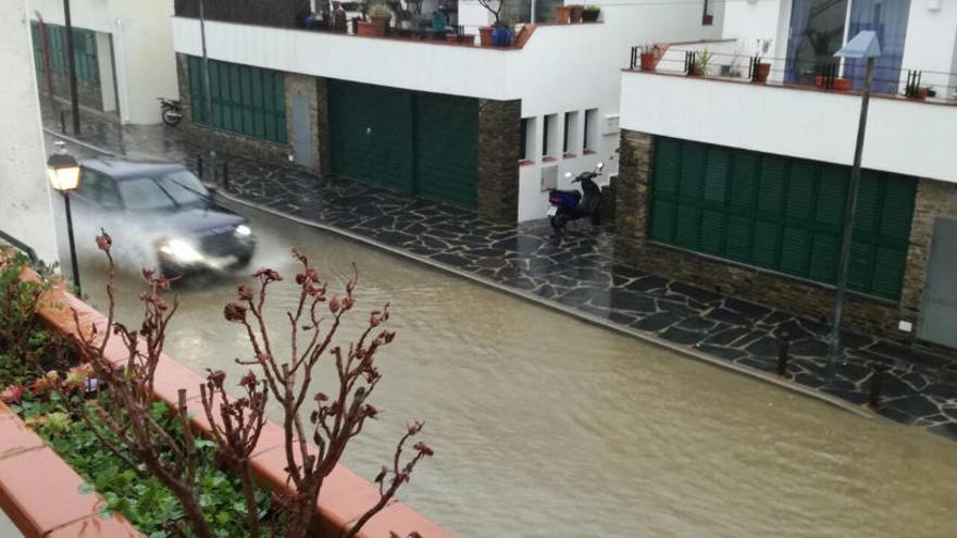 Una desena de cotxes, sorpresos per la crescuda de la riera de Cadaqués