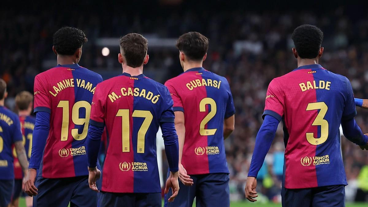 Lamine, Cubarsí, Casadó y Gavi después de celebrar un gol en un clásico