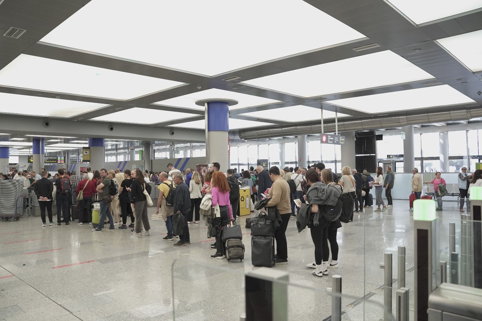 Colapso en los filtros de seguridad del aeropuerto de Palma con una hora de espera y cientos de personas atrapadas