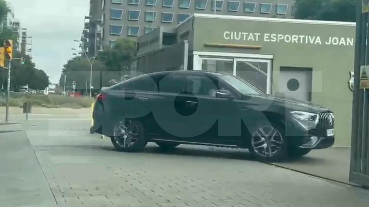 Gavi acaba de entrar a la Ciutat Esportiva Joan Gamper.