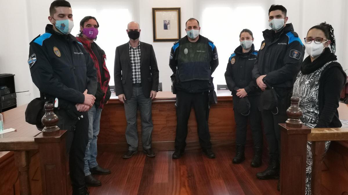 El recibimiento en el Concello a los tres últimos agentes que se incorporaron a la plantilla de la Policía Local de Bueu.