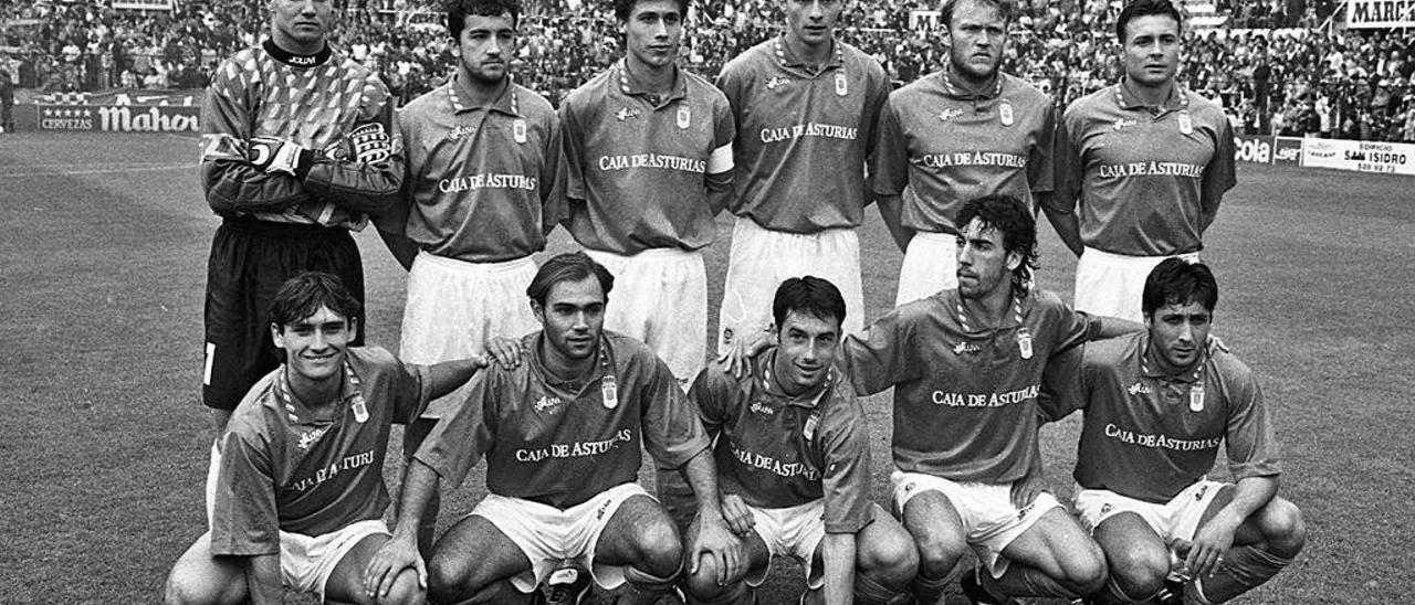 Una formación del Oviedo de la temporada 1994-95. De pie, por la izquierda, Mora, Andrés, Luis Manuel, Jokanovic, Prosinecki y Cristóbal. Agachados, Armando, Manel, Sietes, Oli y Carlos.