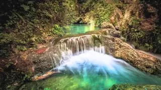 La piscina natural de Albacete con cascadas, cuevas y miradores, situada en un rincón de gran belleza