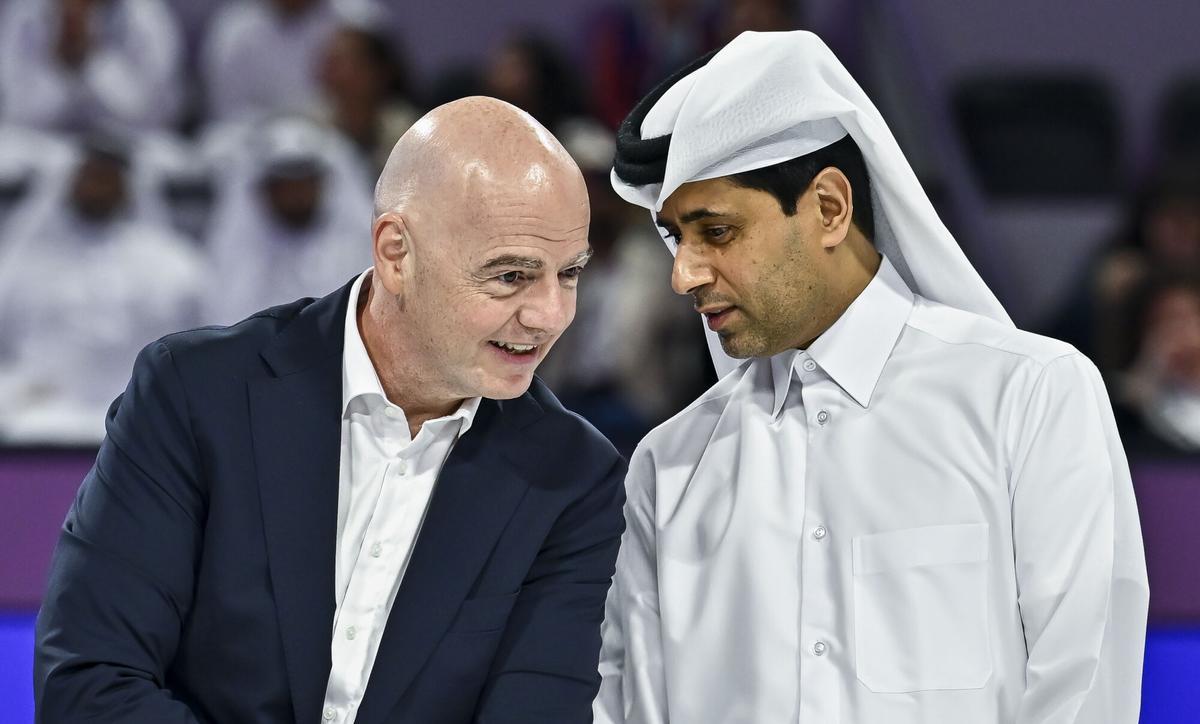 Doha (Qatar), 14/02/2026.- El presidente de la FIFA Gianni Infantino (IZ) y el presidente de los Clubes Europeos de Fútbol (EFC), el catarí Nasser Al-Khelaifi, asisten a un torneo de tenis en Doha el pasado 14 de febrero. EFE/EPA/NOUSHAD THEKKAYIL. NO VENTAS ZONA EPA