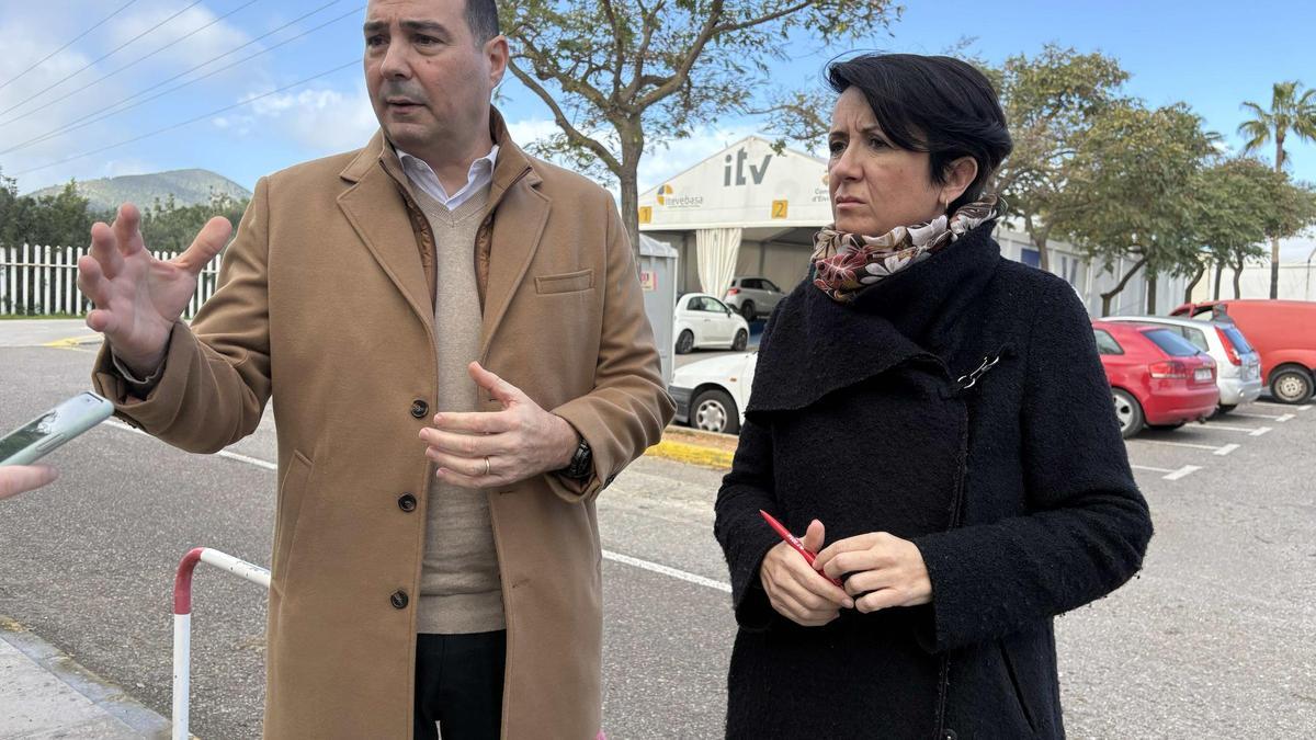 Víctor Torres y Elena López esta mañana frente a la ITV de Ibiza