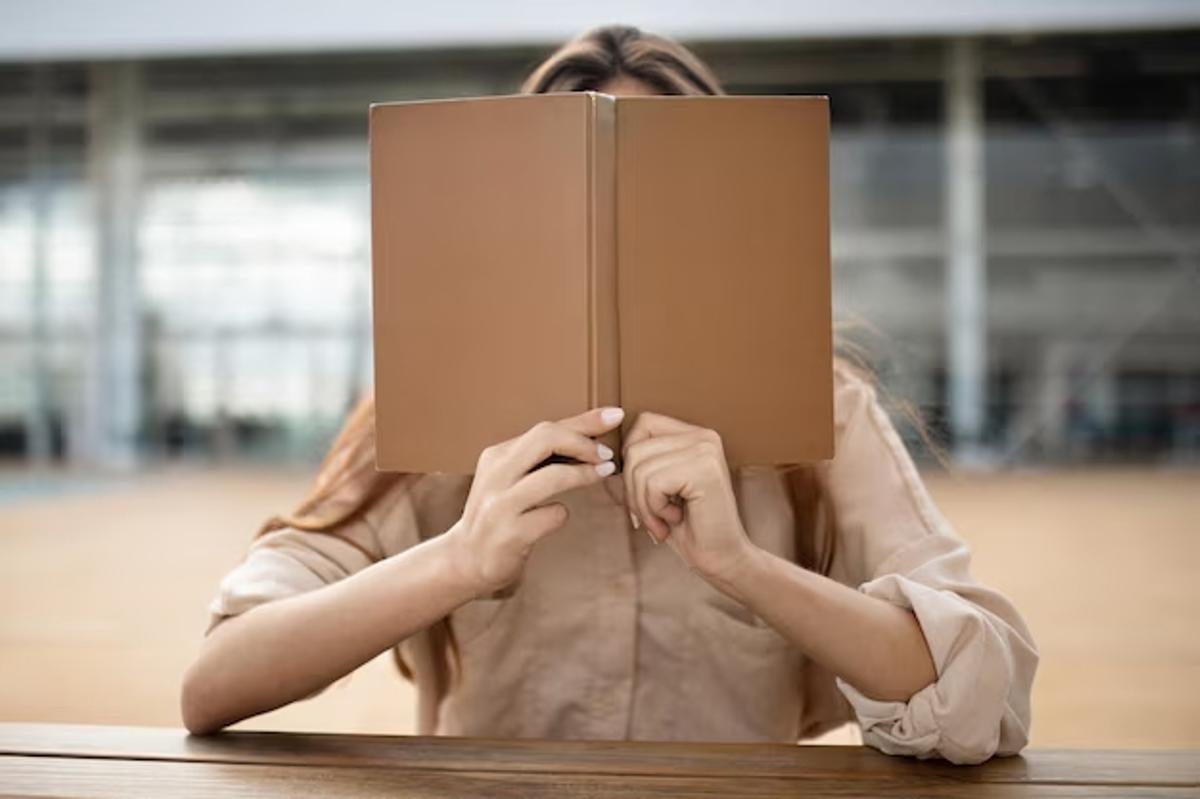 Imagen de una persona leyendo un libro.