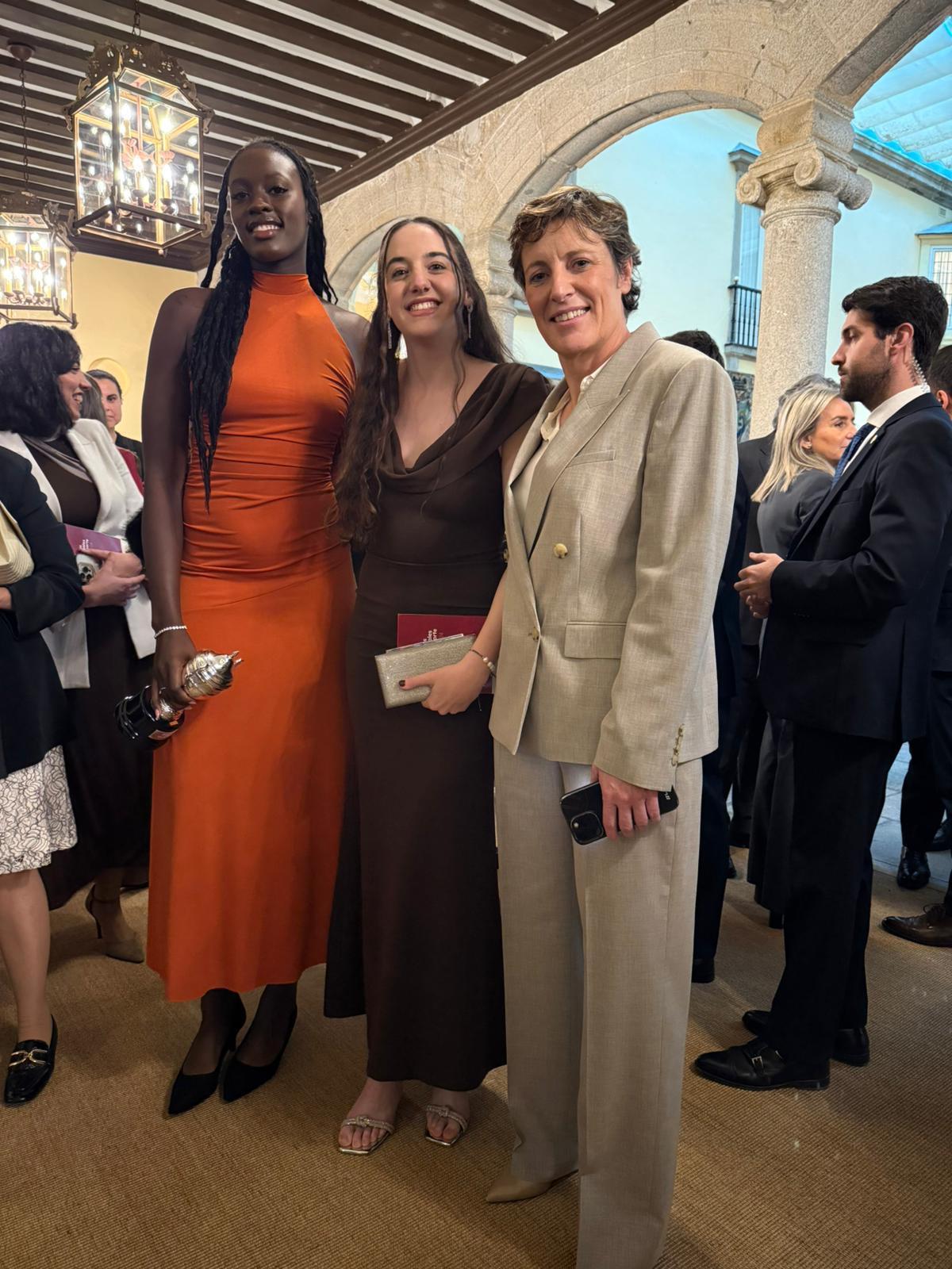 Awa Fam junto a Iyana Martín y Elisa Aguilar, presidenta de la FEB