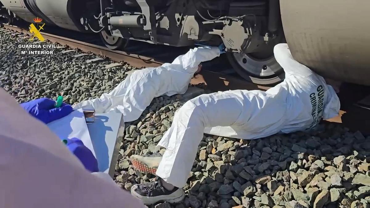 Agentes del Equipo Central de Criminalística de la Guardia Civil tabajan en torno a uno de los vagones del tren Iryo 06189, uno de los dos que chocaron en Adamuz el domingo