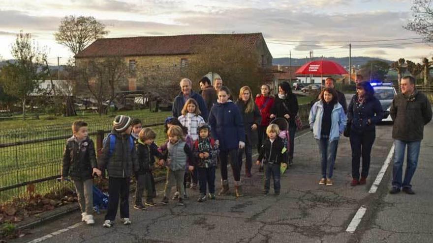 Niños y familias, recorriendo ayer el camino hacia el colegio.