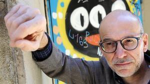 Eugenio Fuentes, este lunes, ante un grafiti en el centro de Barcelona, donde participa en BCNegra.  