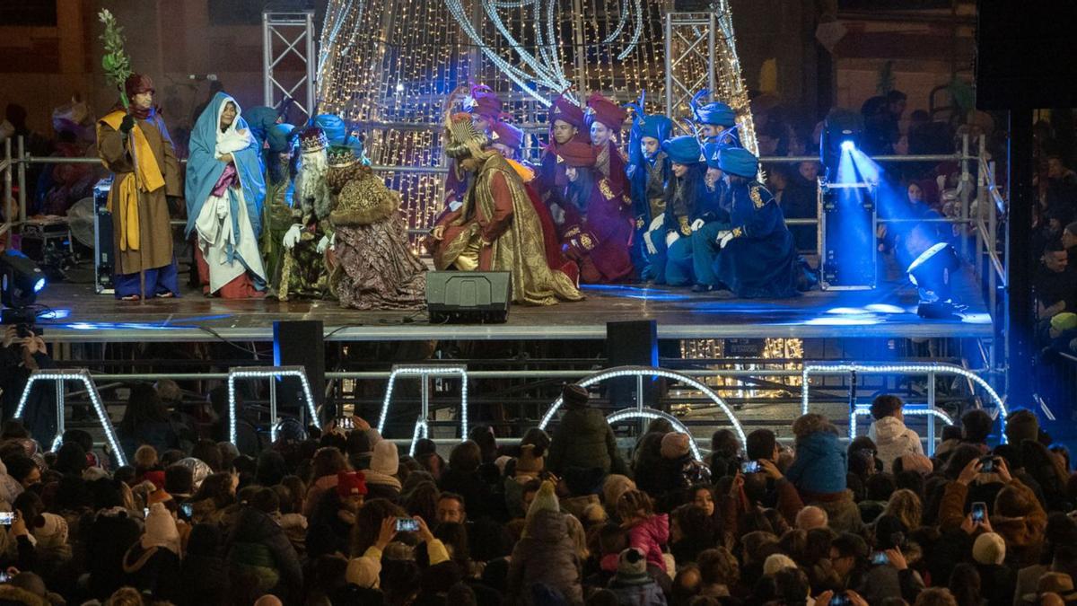 Los Reyes Magos se arrodillan en la Plaza Mayor ante José y María, con el niño Jesús en sus brazos, ante la mirada de decenas de zamoranos. | Jose Luis Fernández