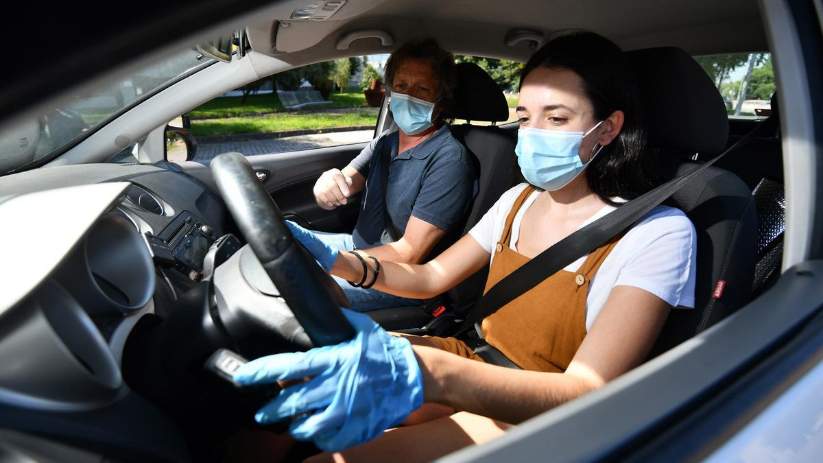 Una joven aprende a conducir durante la pandemia de COVID-19.
