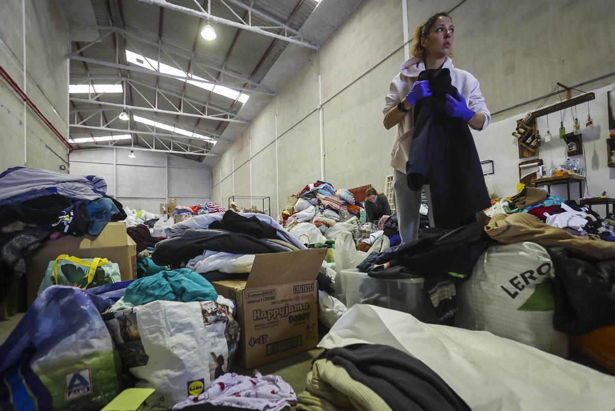 Ucranianas y Rusas trabajan juntas en el empaquetado de ayuda humanitaria Ucranianas y Rusas trabajan juntas en el empaquetado de ayuda humanitaria