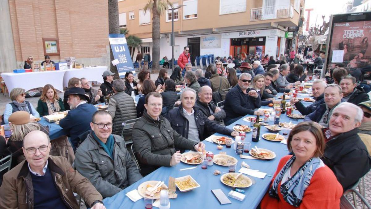 Miles de personas disfrutaron de otra edición de las paellas de Benicàssim. | DAVID GARCÍA