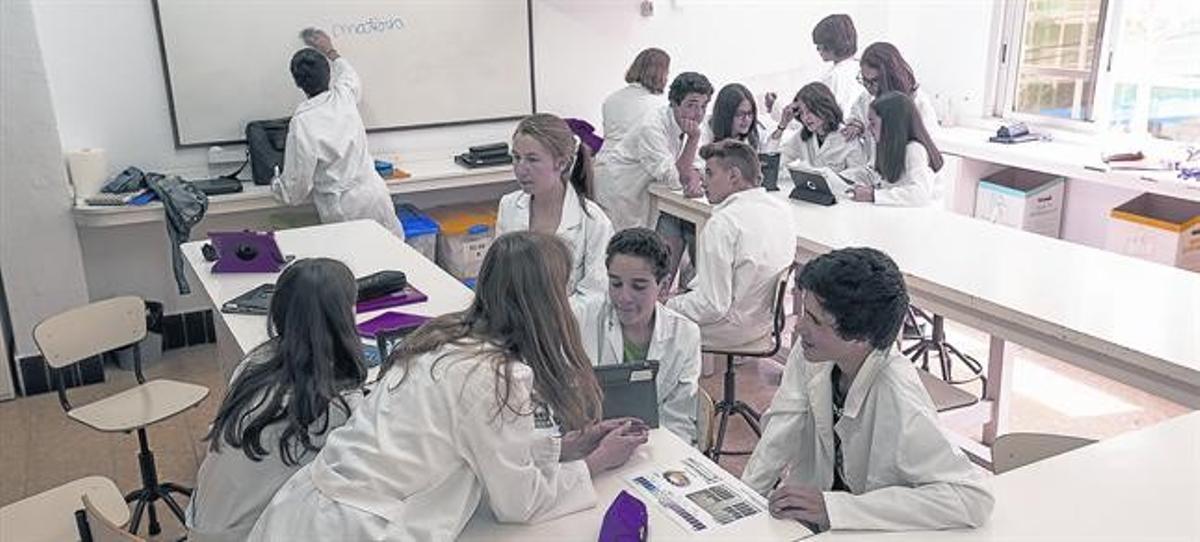 Un grupo de alumnos de ESO de la escuela Sadako, el lunes pasado. Un grupo de alumnos de ESO de la escuela Sadako, el lunes pasado.