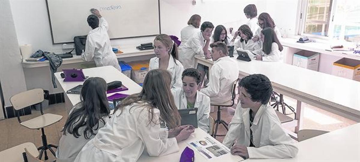 Un grup d’alumnes d’ESO de l’escola Sadako, dilluns passat.