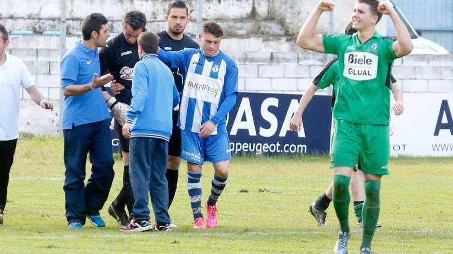 Matías, muy aplaudido por la grada, trata de animar a un desolado Guillermo ante la alegría de los jugadores vascos.