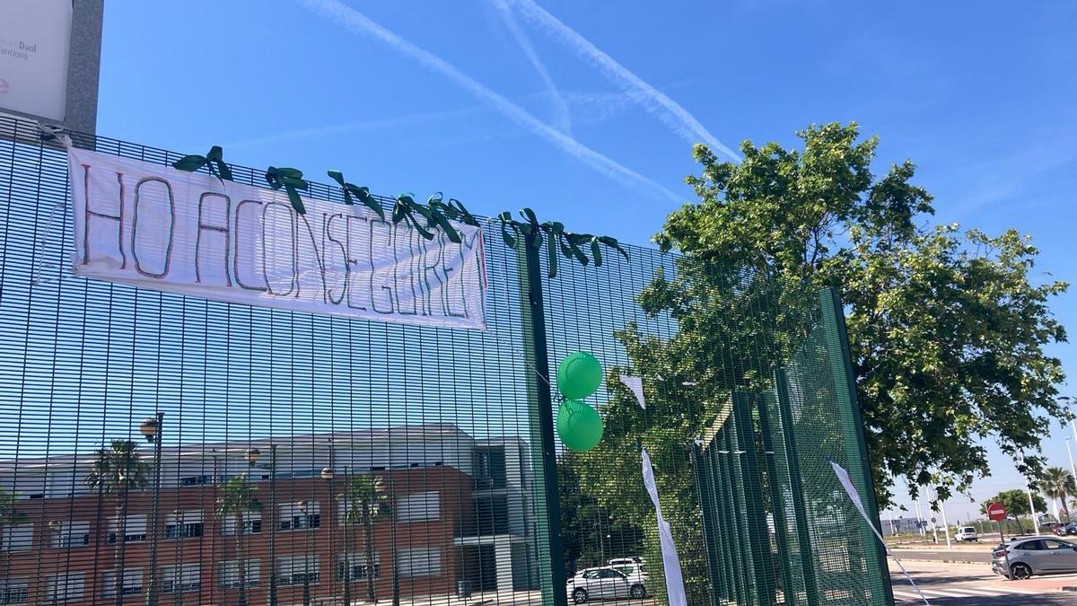 Pancarta IES Camp de Morvedre esta mañana, después de ser destrozada