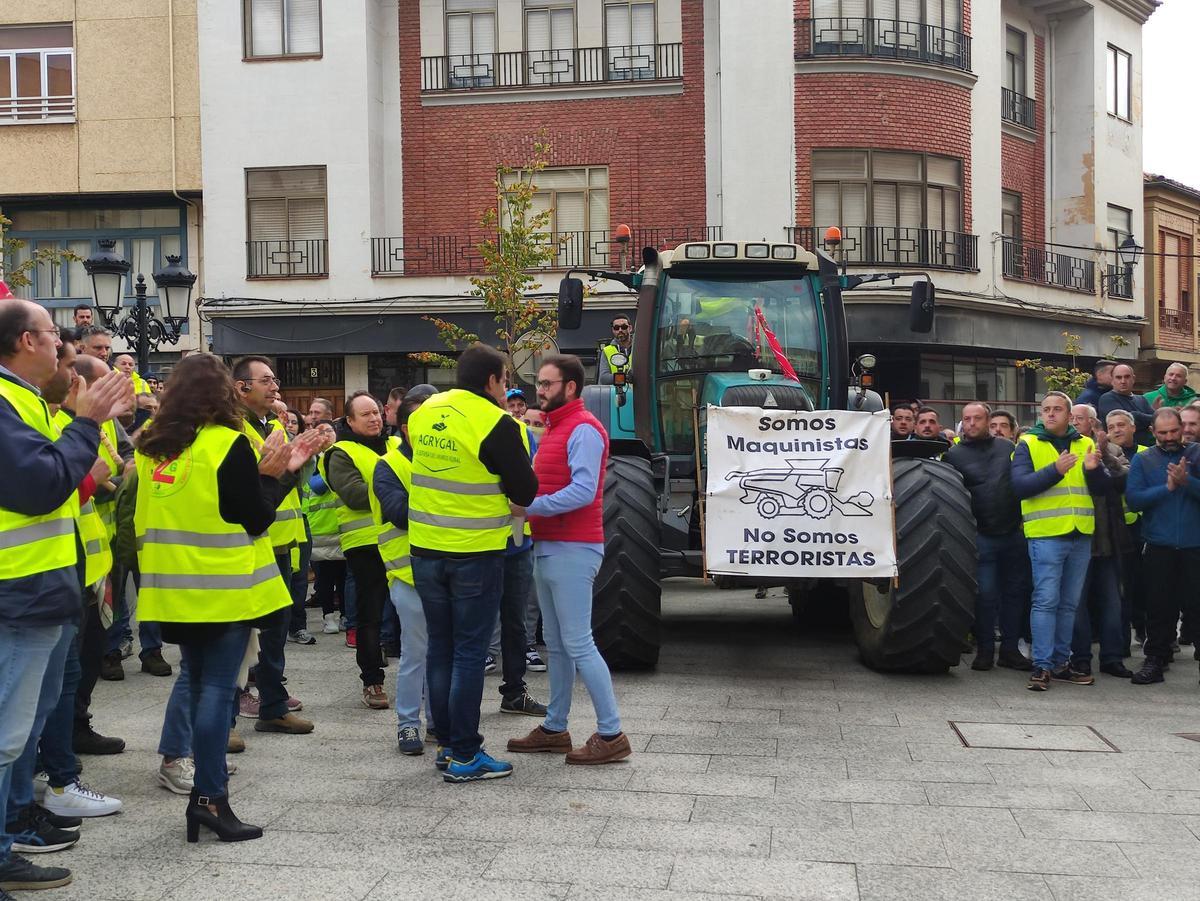 GALERÍA | La concentración de agricultores y ganaderos ante los juzgados de Benavente, en imágenes