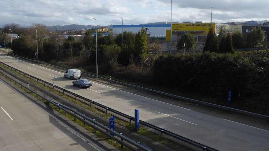 La autovía A-64 a su paso por la parroquia sierense de Granda, vista desde el enlace de Viella.