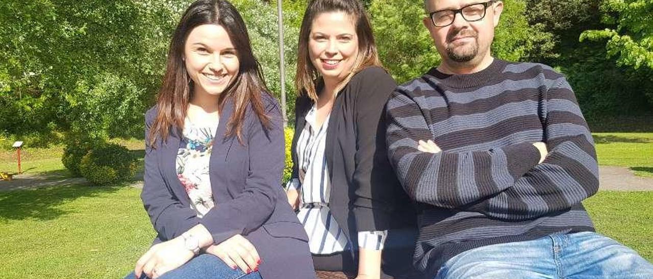 Silvia Fana, Lorena Pereiras y Marcos García, en Navia.
