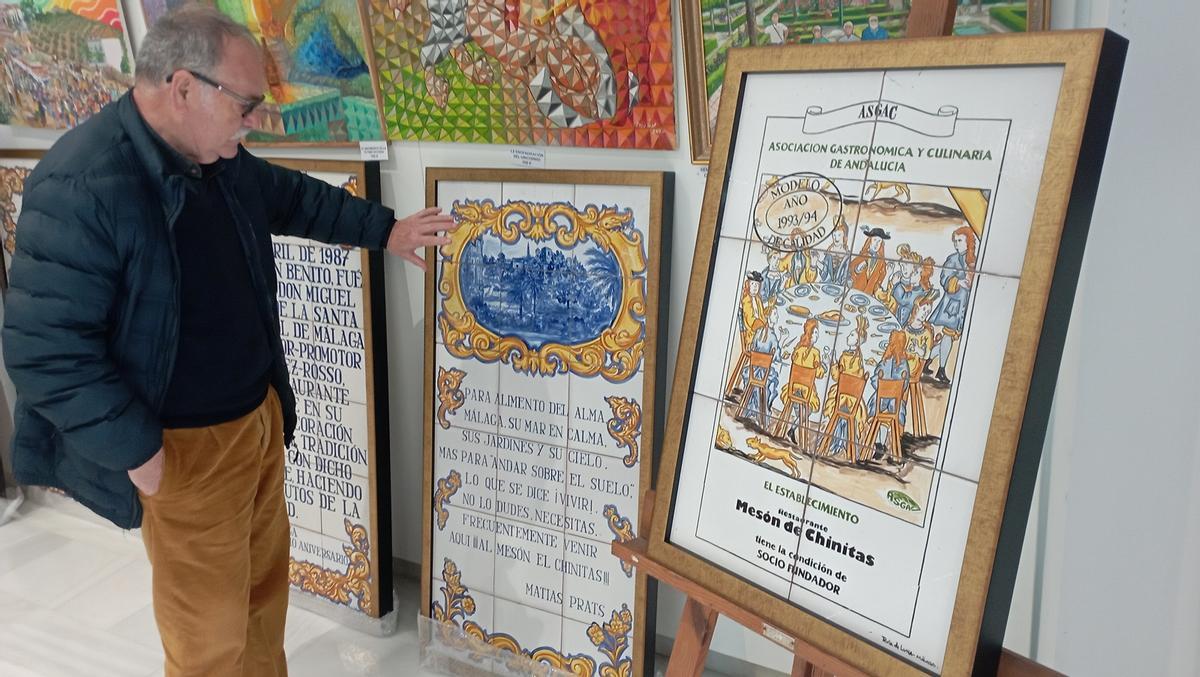 José Luis Pavón muestra otro de los azulejos restaurado y, arriba, algunos de sus cuadros, que se exponen hasta el día 28.