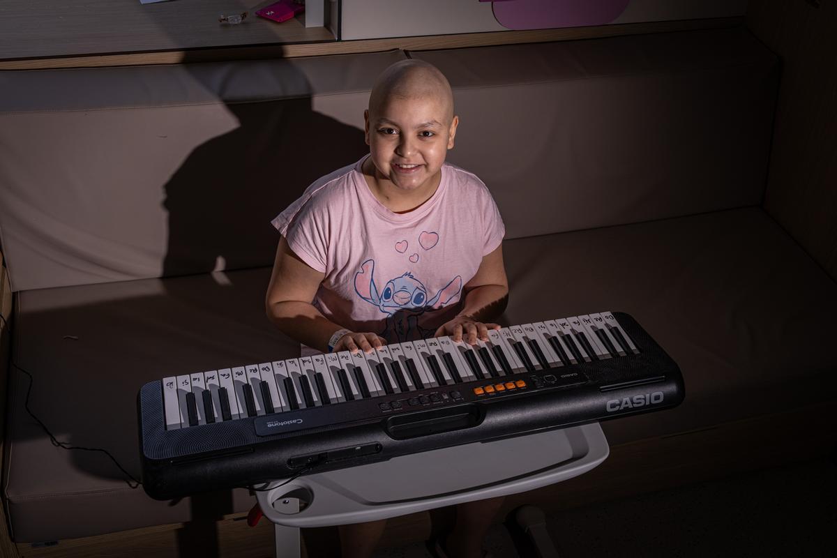 Ainhoa ha aprendido a tocar el piano en el hospital.